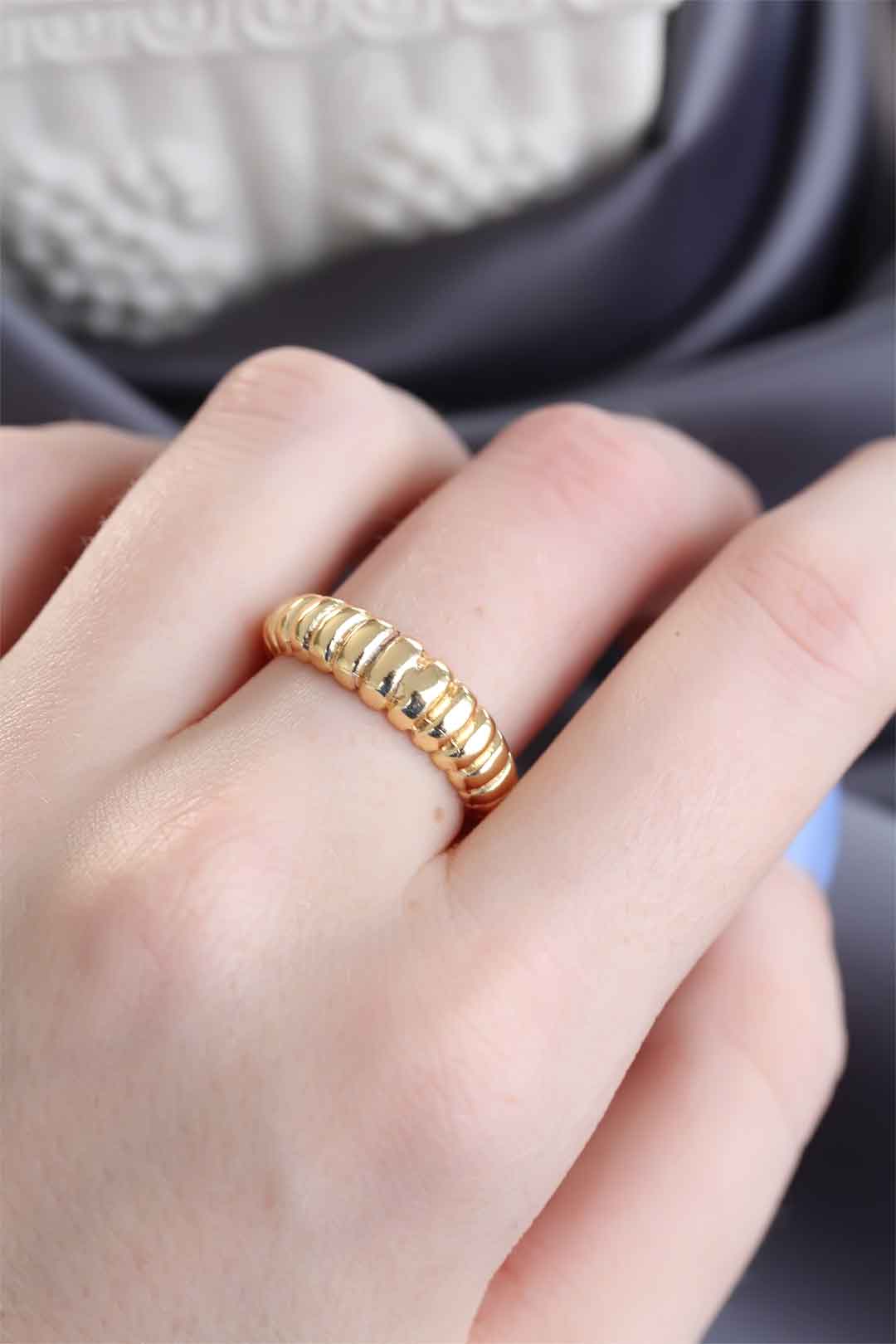 Altın Renk Ayarlamalı Burgu Kadın Yüzük