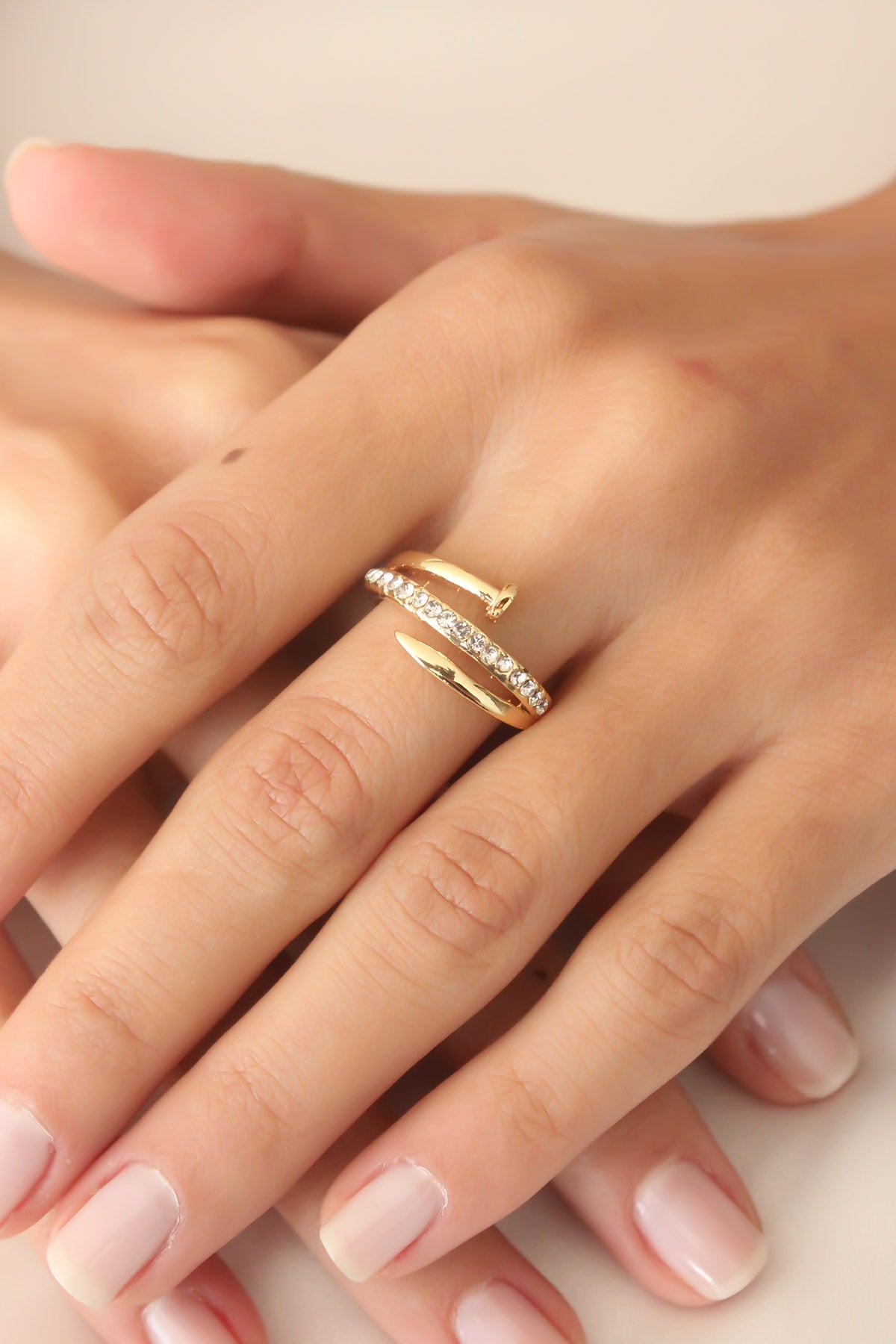 Gold Renk Taşlı Çivi Ayarlanabilir Kadın Yüzük