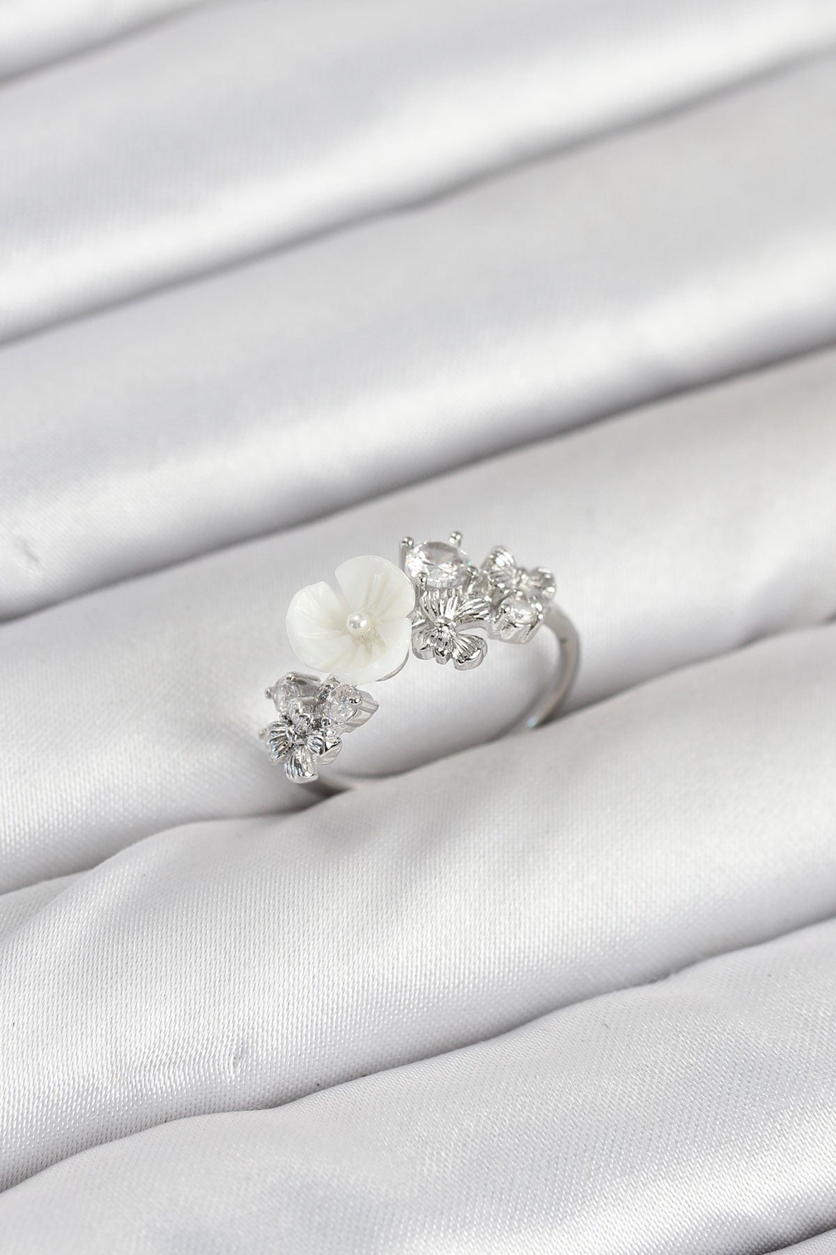 Pirinç Gümüş Renk Çiçek Model Zirkon Taşlı Kadın Yüzük