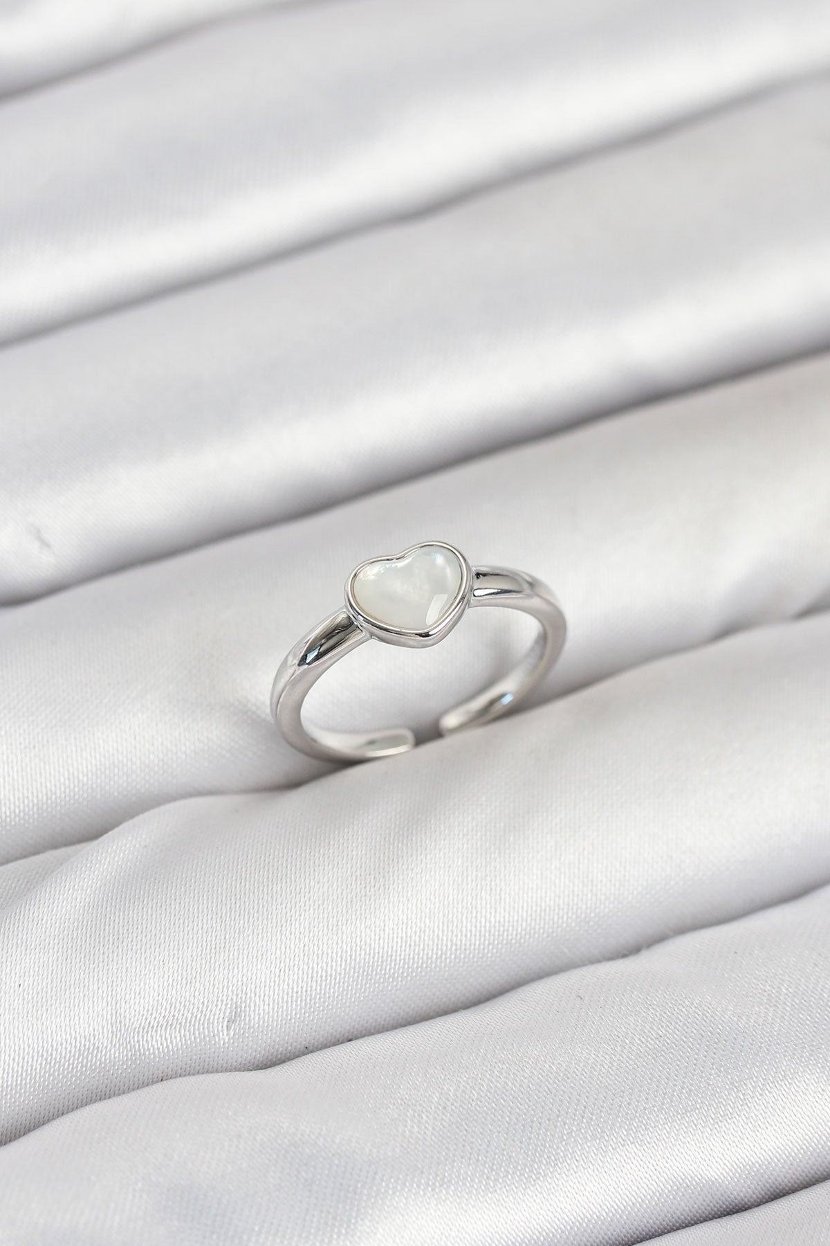 Pirinç Gümüş Renk Kalpli Kadın Yüzük